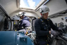 Servicetekniker som arbetar inne i maskinhuset på ett vindkraftverk