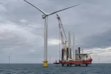 Illustration av installationsfartyg som lyfter en offshore-vindturbin i en havsbaserad vindpark